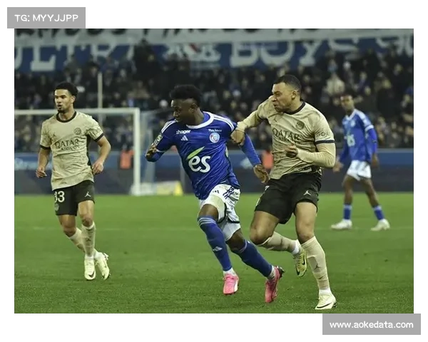 镜头捕捉：斯特拉斯堡小将首秀进球后，看台上家人激动落泪